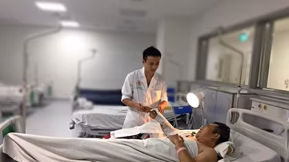 Hồi sinh cánh tay bị đứt lìa cho nam công nhân
