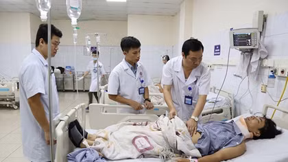 Xe khách nổ lốp tông liên hoàn, 2 người tử vong