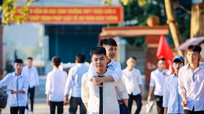 Đại học Y dược Thái Bình miễn học phí cho cậu học trò 10 năm cõng bạn đến trường