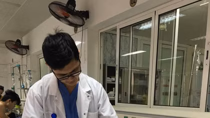 Bị 2 con chó tấn công, bé trai 12 tuổi mất tai, lóc da đầu