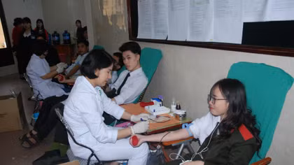 Hiến máu, khám bệnh miễn phí vì người bệnh 