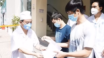 2 chuyên gia và 3 công dân Việt nhập cảnh mắc COVID-19