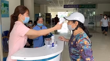 Thêm 12 người mắc COVID-19, có 1 chuyên gia đến từ Nam Phi 
