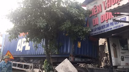 Ngủ gật, tài xế container đâm gãy cột điện, sập quán 
