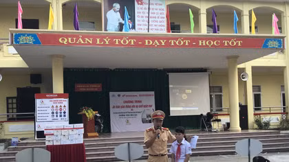 Tuyên truyền Luật giao thông cho trẻ em nơi biên giới