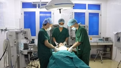 Bé trai 12 tuổi bị đa chấn thương nặng do điện thoại nổ khi đang sạc pin
