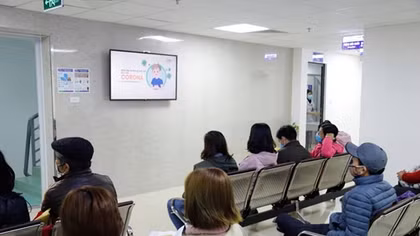 Các bệnh viện phải bảo đảm người ngồi chờ khám cách nhau 2 mét