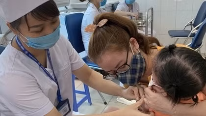 Tất cả cơ sở y tế công lập tham gia vào tiêm chủng vaccine COVID-19