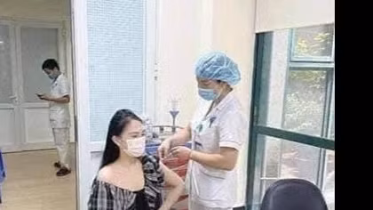 Vụ hoa khôi được tiêm vaccine: Chuyển công tác, kỷ luật nhân viên y tế