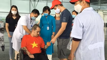 4 tháng bị chấn thương sọ não nguy kịch, bệnh nhân nước ngoài thoát “cửa tử” về nước
