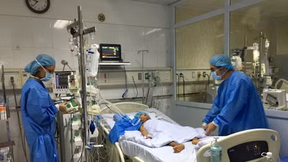 Chia một lá gan hiến để cứu hai người bệnh nặng