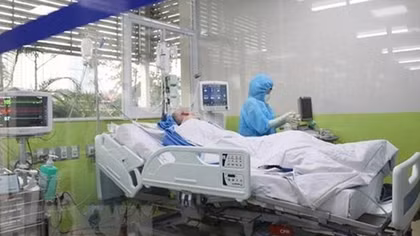 Nam phi công người Anh đang tập đi