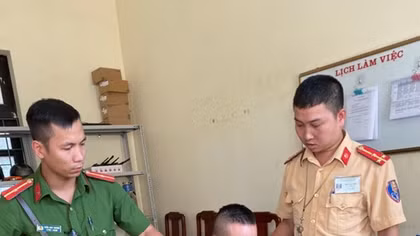 CSGT ngăn chặn kịp thời nam thanh niên định nhảy cầu Bãi Cháy