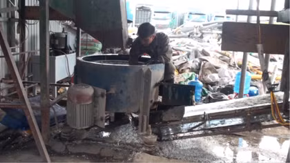 Cơ sở tái chế nhựa phế phẩm xả thải không qua xử lý