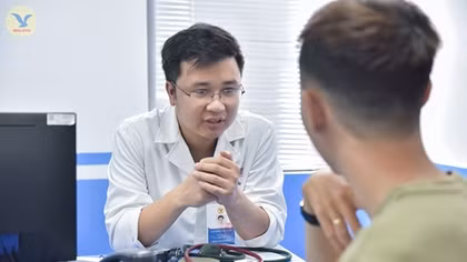 Nam thanh niên bị yếu hai chân do hít bóng cười suốt 1 năm