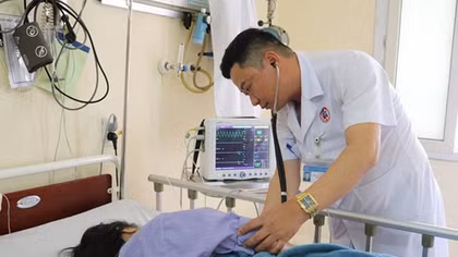 Suýt mất mạng vì ăn trứng kiến