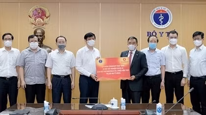 Tiếp nhận 30 máy xét nghiệm COVID-19 qua hơi thở do Vingroup trao tặng