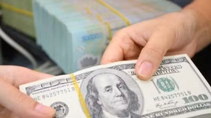 Đem 4000 USD tiền giả đến bán ở tiệm vàng 
