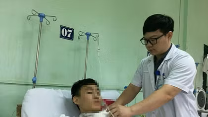 Nam công nhân đang làm việc bị thanh sắt gim vào cổ