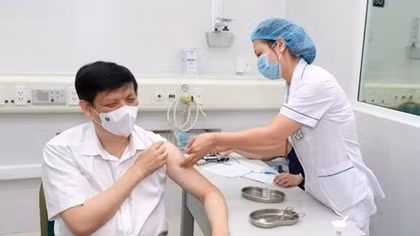 Lãnh đạo Bộ Y tế tiêm vaccine phòng COVID-19
