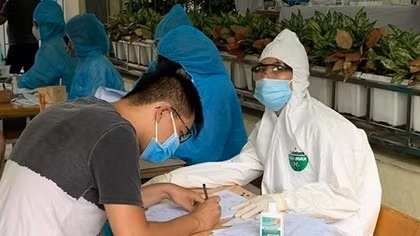 Vợ bác sĩ BV Phổi Trung ương dương tính, Hà Nội khẩn cấp xét nghiệm người về từ Đà Nẵng
