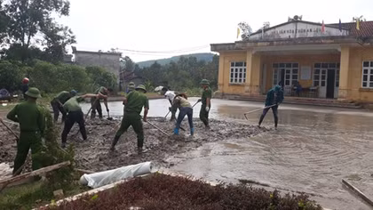 Đoàn viên Công an tham gia hỗ trợ xây dựng nông thôn mới