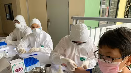 Gần 70 nghìn người Hà Nội test nhanh COVID-19: 1 mẫu nghi ngờ đang chờ kết quả