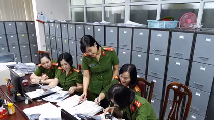 Những đóng góp thầm lặng của nữ cán bộ quản lý hành chính
