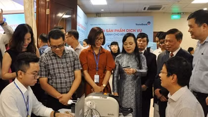 Tiến tới quét mã QR để thanh toán viện phí 