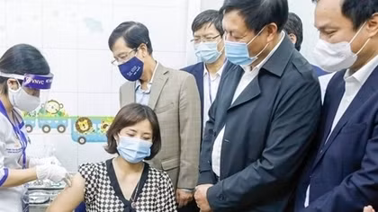 377 bác sĩ, nhân viên y tế đầu tiên tiêm vaccine COVID-19 đều an toàn