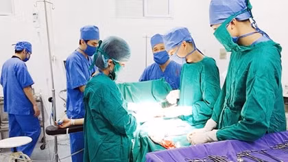 Cứu sống hai mẹ con sản phụ uống thuốc sâu tự vẫn 