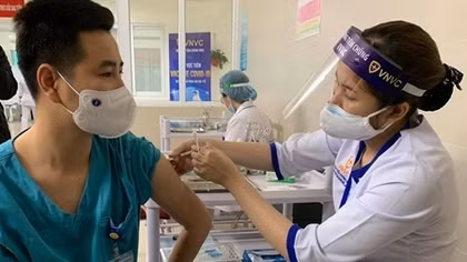 Hà Nội tiêm vaccine COVID-19 cho 30 bác sĩ, nhân viên y tế đầu tiên