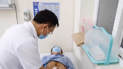 Cắt bỏ dạ dày và thực quản, tạo hình bằng đại tràng cho người bệnh ung thư 