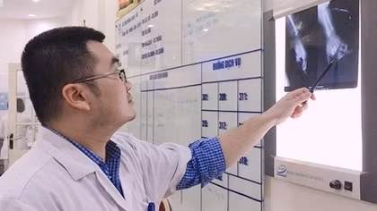 Vướng vào máy xay hoa quả, bé gái 2 tuổi nát bàn tay