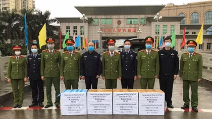 Công an Móng Cái tặng 10 nghìn khẩu trang cho Công an Đông Hưng, (Trung Quốc)