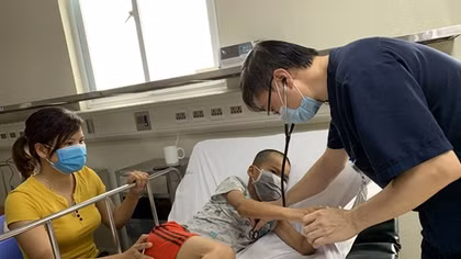 Không tiêm phòng đúng lịch, bé trai 10 tuổi bị viêm não Nhật Bản phải thở máy