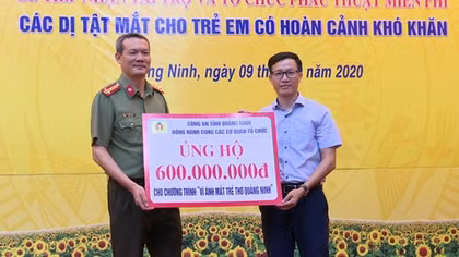 Công an Quảng Ninh ủng hộ 600 triệu phẫu thuật dị tật mắt trẻ em 