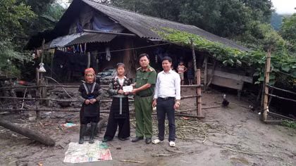 Trao tiền cho gia đình nạn nhân vụ 9 người chết đuối trên sông Hồng ở Lào Cai