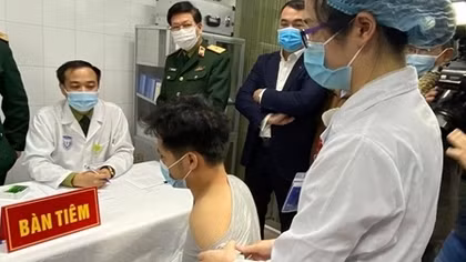 Ba người tình nguyện tiêm vaccine phòng COVID-19 hoàn toàn bình thường