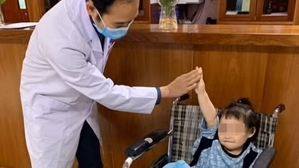 Bé gái rơi từ tầng 12 chung cư cười tươi trong ngày ra viện