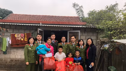 Công an Quảng Ninh tặng quà Tết cho người nghèo, người bệnh khó khăn
