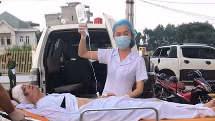 Lật xe "túc túc" trên đảo Quan Lạn, 9 du khách bị thương