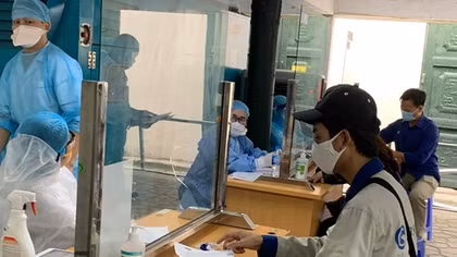 Thêm 5 chuyên gia Ấn Độ nhiễm COVID-19 nhập cảnh vào Việt Nam 