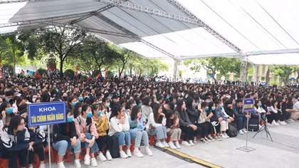 Đại học Thương mại trao hơn 20 tỷ đồng học bổng cho sinh viên 