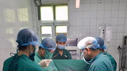 Cắt bỏ khối u xùi loét má trái cho cụ ông 91 tuổi