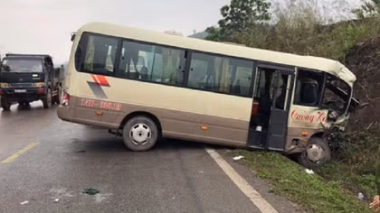 Xe khách va quệt xe tải, 8 người bị thương