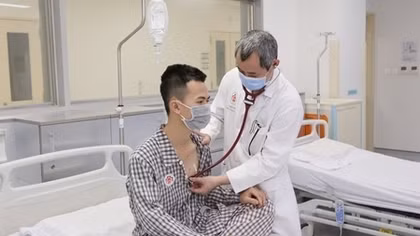 Thủng màng tim vì bị mảnh kim khí bắn vào ngực