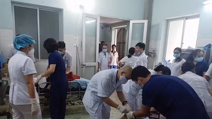 Cấp cứu 5 nạn nhân TNGT trên đường lên Hà Giang làm thiện nguyện 