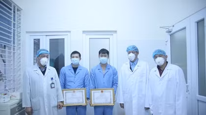 Trao Bằng khen cho 4 tập thể và 3 cá nhân trên chuyến bay đưa công dân từ Vũ Hán về nước
