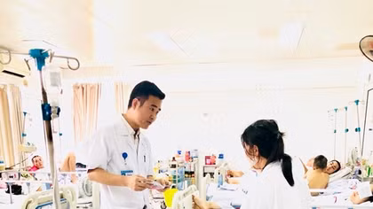 Nữ công nhân bị vật sắc cứa suýt đứt cổ